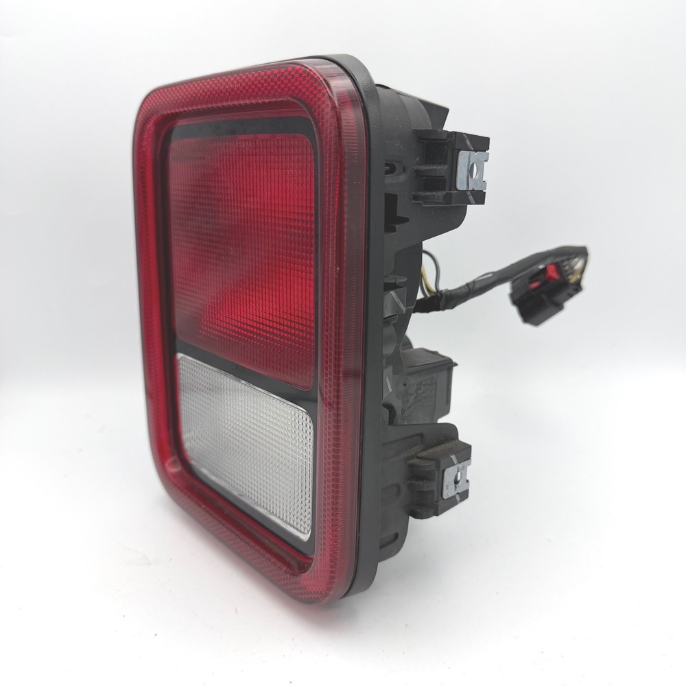 JEEP GLADIATOR TAIL LIGHT RIGHT PASSENGER 2020 2021 2022 2023 2024 68336576AF - Picture 3 of 6